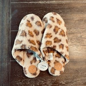 Anthropologie Slippers Leopard NWT ✨